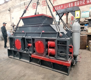 單臺中大型全自動液壓對輥制砂機設備發往河北